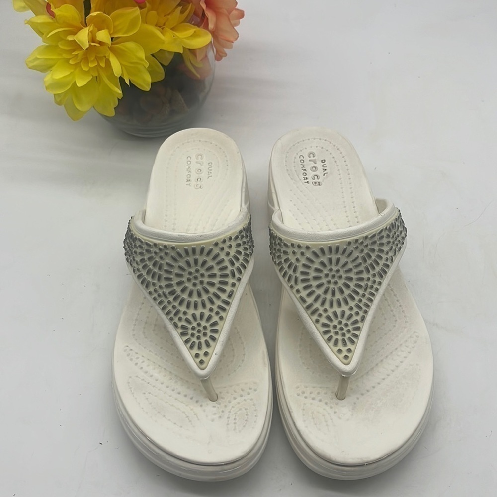 CROCS White Gray Monterey Diamante Beaded Wedge Thong Sandal Size 9. CR3680B